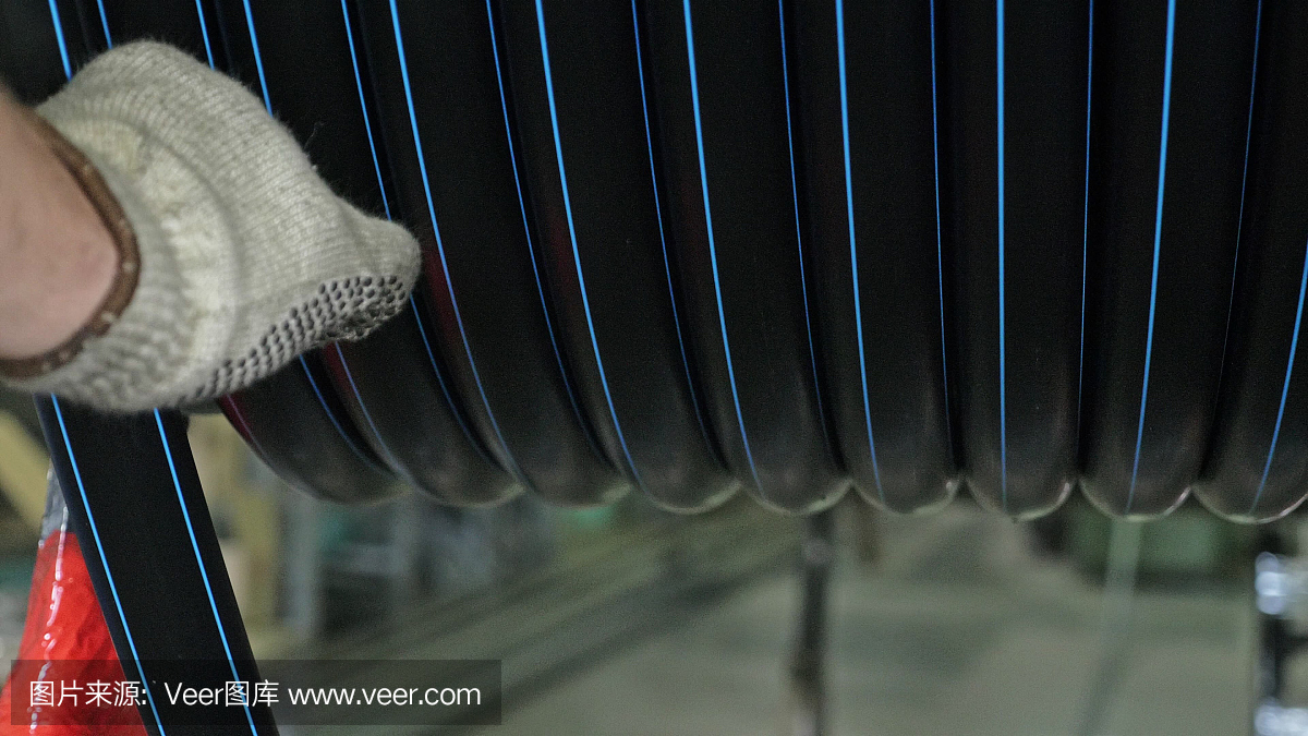 卷螺纹盘管。生产塑料水管的工厂。用水和空气的压力在机床上制造塑料管的工艺。